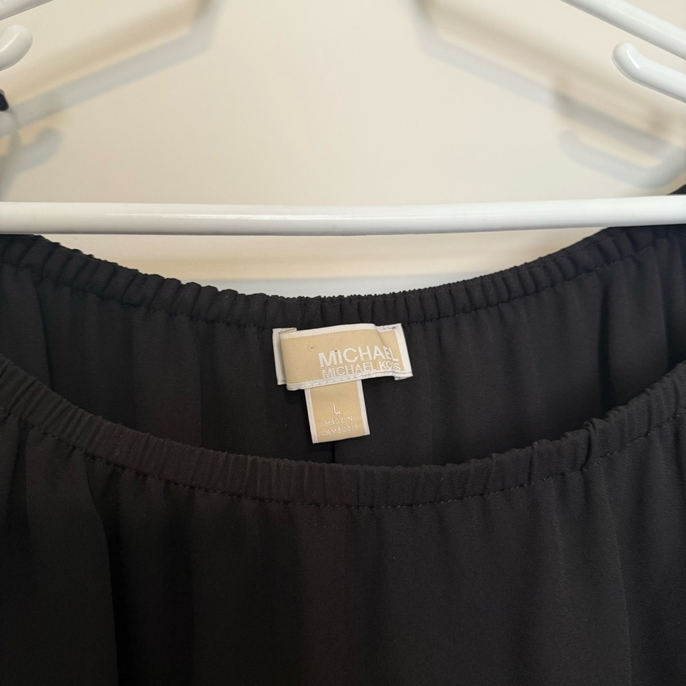 Elegant Black Ruffle Blouse - Picture 4 of 6